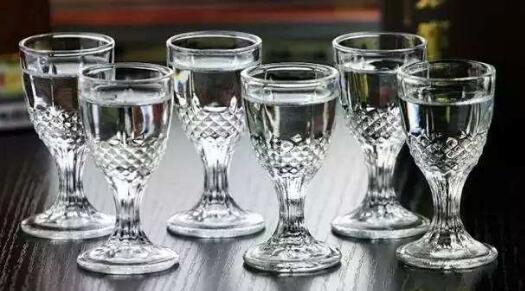 白酒為何不標(biāo)注保質(zhì)期？酒精飲料的獨(dú)特屬性解析